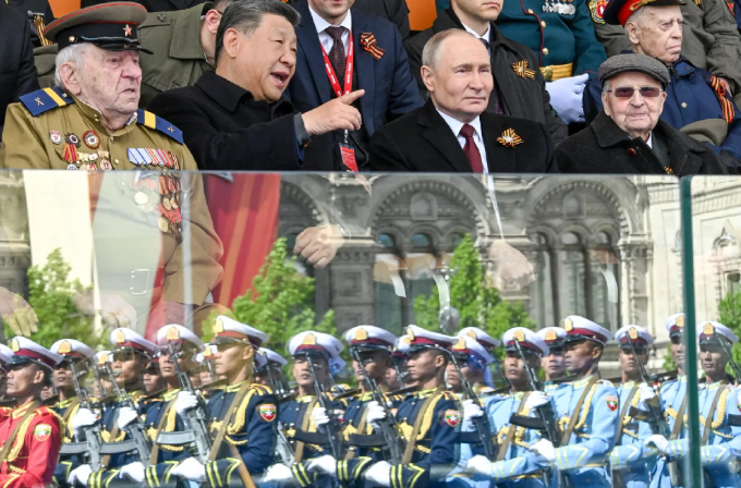 Xi Jinping dan Putin Terlihat Akrab Saat Hadiri Parade 80 Tahun Kemenangan PD II